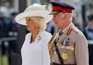 Ο βασιλιάς Κάρολος δεν είναι χαρούμενος για τη σχέση με τα παιδιά του πρίγκιπα Χάρι