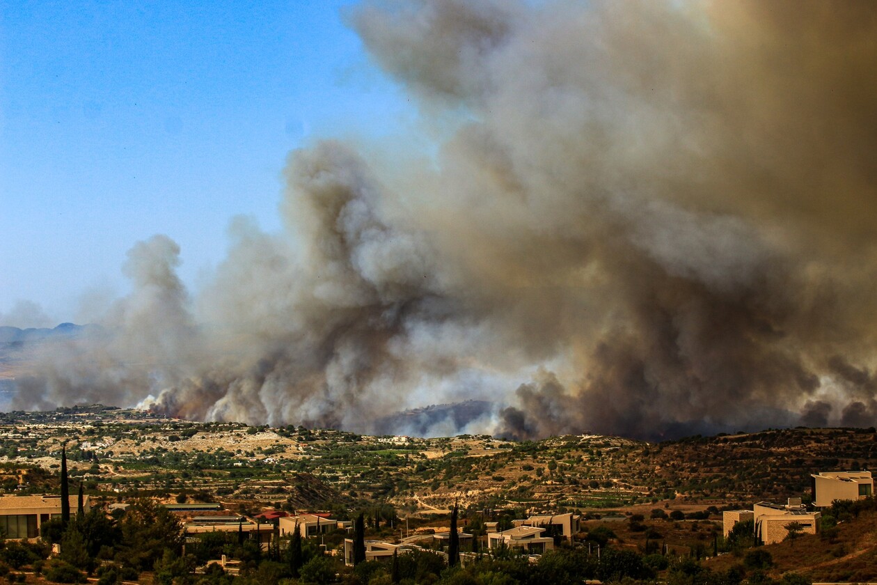 Κύπρος: Πύρινη κόλαση στην Πάφο - Εκκενώθηκαν χωριά και κάηκαν σπίτια - Επέστρεψε εσπευσμένα ο Χριστοδουλίδης