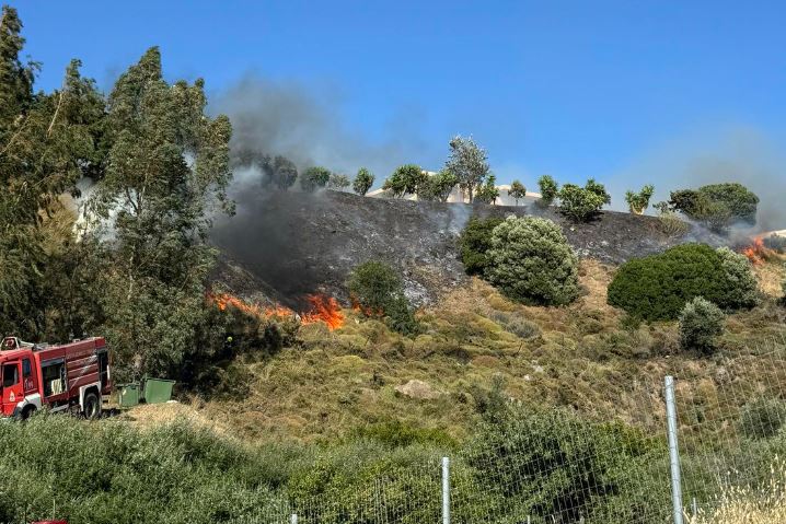Κως: Φωτιά σε χαμηλή βλάστηση κοντά σε σπίτια - Ενεργοποιήθηκε το 112