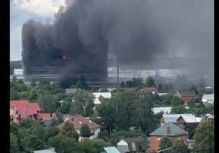 Μόσχα: Εγκλωβισμένοι άνθρωποι σε φλεγόμενο κτίριο – Αγωνιώδεις προσπάθειες για να σωθούν