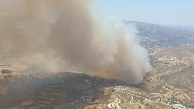 Κύπρος: Ανεξέλεγκτη πυρκαγιά στην Πάφο - Εκκενώνονται χωριά - Στέλνει αεροσκάφη η Ελλάδα