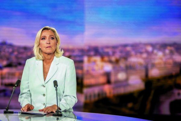 Γαλλία: Η Λεπέν «καθησυχάζει» υποσχόμενη… «απλώς συμβίωση» με τον Μακρόν