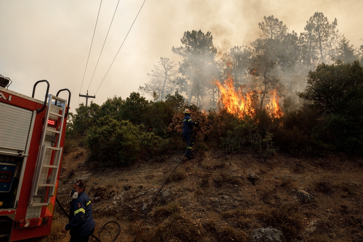 Βελτιωμένη η εικόνα της φωτιάς στην Βαρυμπόμπη – Επιχειρούν επίγεια και εναέρια μέσα