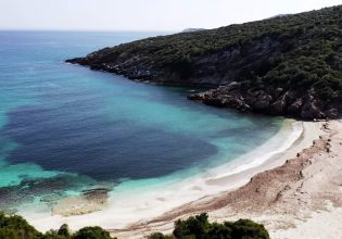 Εύβοια: Λευκή άμμος και κρυστάλλινα νερά – Η «μαγική» παραλία, ιδανική για εξορμήσεις, 2 ώρες από την Αθήνα