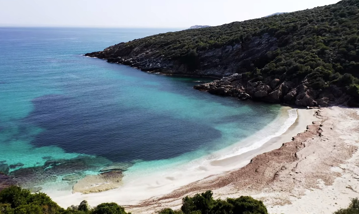 Εύβοια: Λευκή άμμος και κρυστάλλινα νερά – Η «μαγική» παραλία, ιδανική για εξορμήσεις, 2 ώρες από την Αθήνα