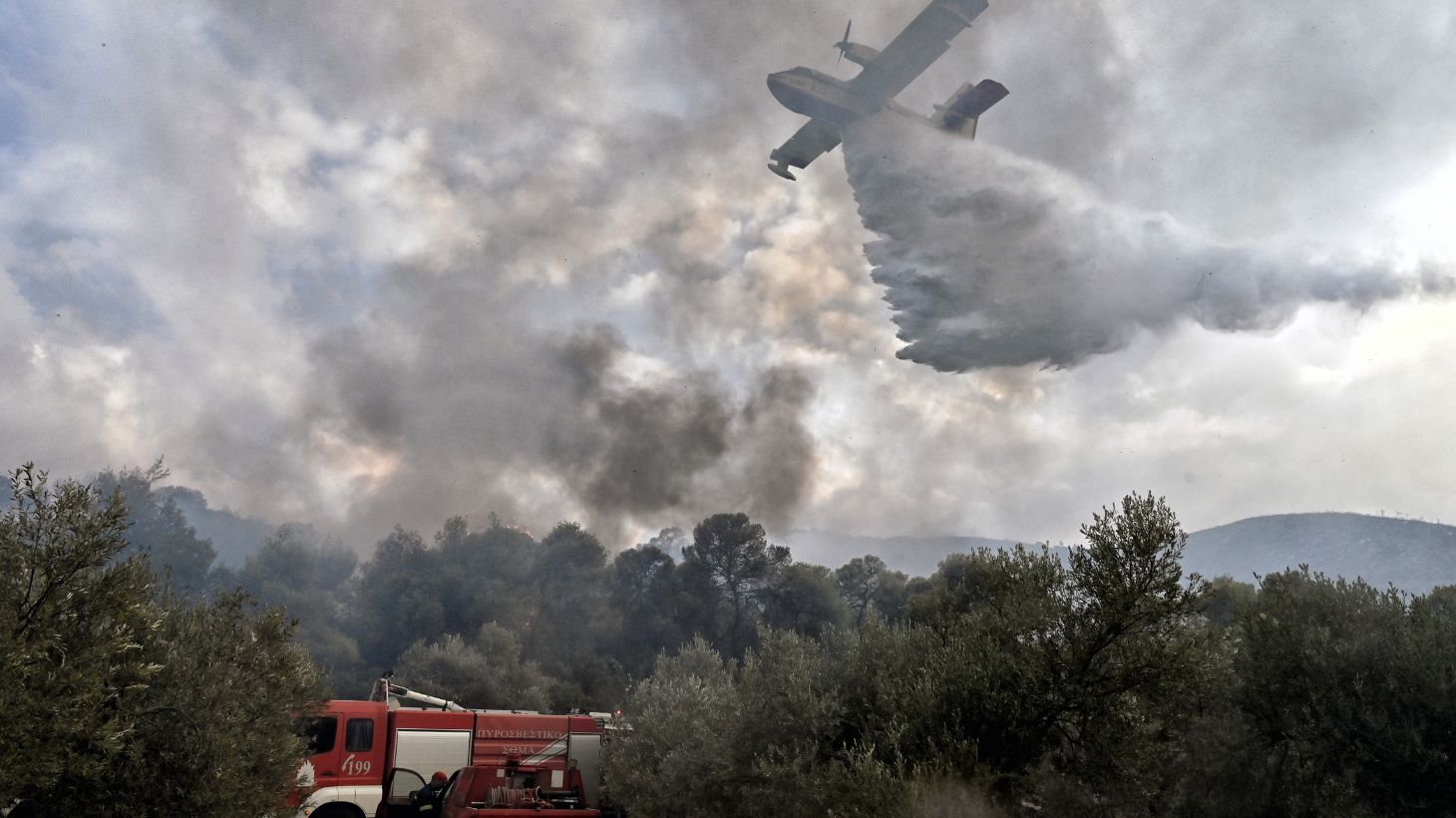 Φωτιά στο Μαρκόπουλο: Σηκώθηκαν δύο αεροσκάφη και ένα ελικόπτερο