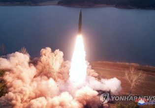 Βόρεια Κορέα: Εκτοξεύει βαλλιστικό πύραυλο ως απάντηση στην ανάπτυξη αεροπλανοφόρου των ΗΠΑ