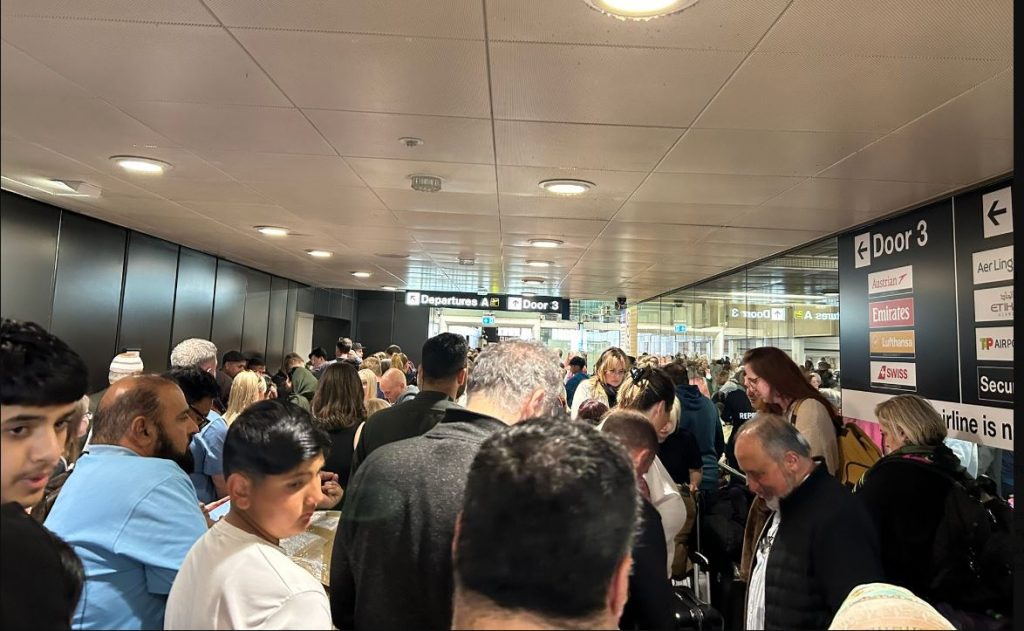Βρετανία: Χάος στο αεροδρόμιο του Μάντσεστερ: Δεκάδες ακυρώσεις πτήσεων μετά από διακοπή ρεύματος