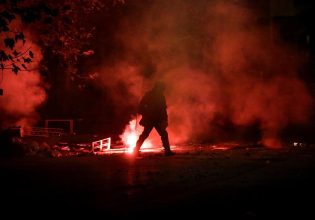 Παπάγου: Επίθεση με μολότοφ στο σπίτι της προέδρου του Αρείου Πάγου – Τραυματίστηκε αστυνομικός, φωτιά σε περιπολικό