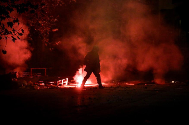 Επίθεση με μολότοφ στο σπίτι της προέδρου του Αρείου Πάγου – Τραυματίστηκε αστυνομικός, φωτιά σε περιπολικό