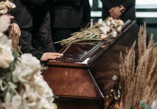 ΗΠΑ: Γυναίκα μεταφέρθηκε σε γραφείο τελετών για την κηδεία της και διαπιστώθηκε ότι… ήταν τελικά ζωντανή
