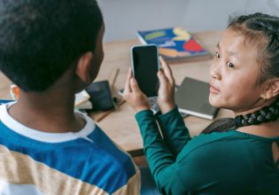 Το Λος Άντζελες απαγορεύει τα smartphone στα σχολεία