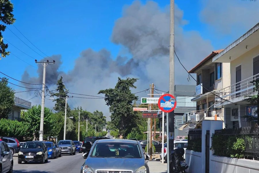 Φωτιά στη Σταμάτα: Εκκενώνονται οικισμοί, μηνύματα του «112» - Πάνω από 1,5 χλμ το πύρινο μέτωπο