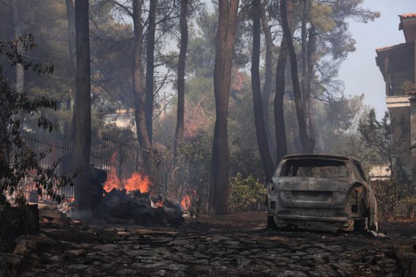 Φωτιά στη Σταμάτα: Μάχη με τις φλόγες – Εκκενώθηκαν οικισμοί, μηνύματα του «112»