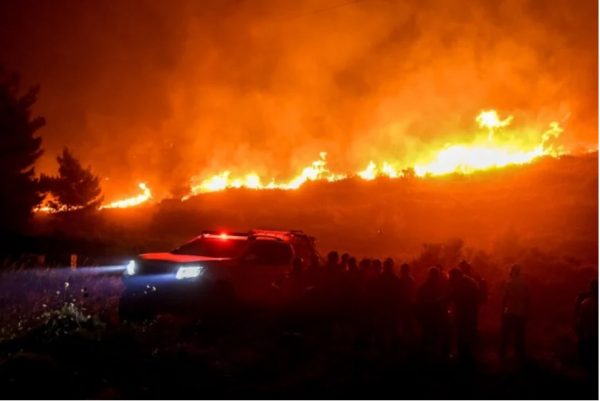 Ρέθυμνο: Μεγάλη πυρκαγιά στα Ακούμια – Μήνυμα από το 112 για ετοιμότητα των κατοίκων σε πολλές περιοχές