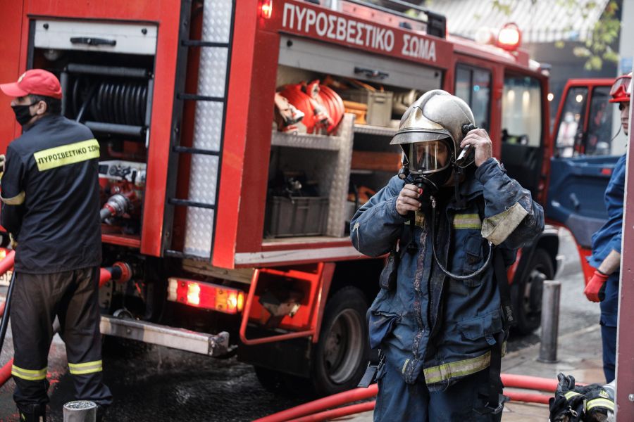 Κατεσβέσθη η πυρκαγιά στην ΠΥΡΚΑΛ στο Πάνακτο Βοιωτίας – Σε αποθηκευτικό χώρο επικίνδυνων υλικών