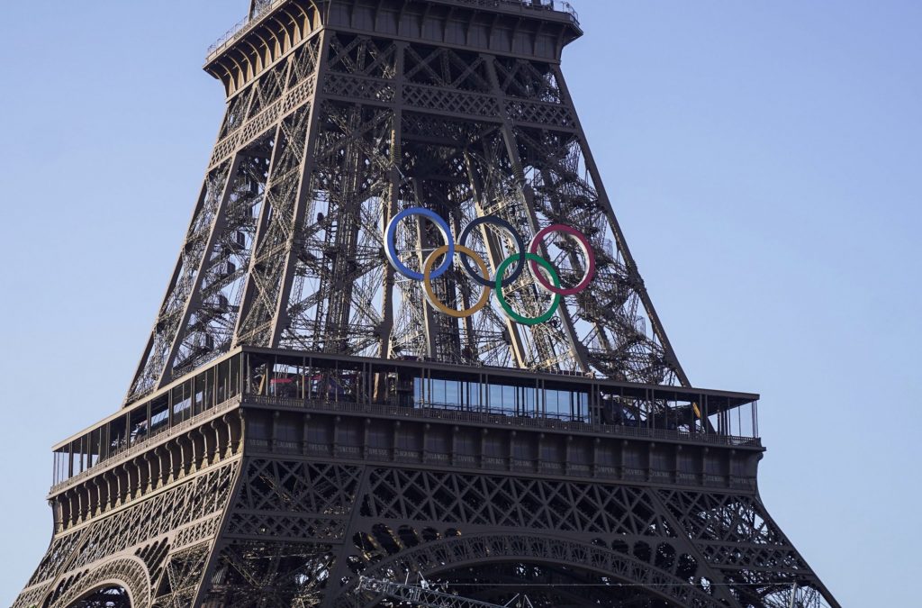Οι Ολυμπιακοί Κύκλοι στον Πύργο του Άιφελ (pics)