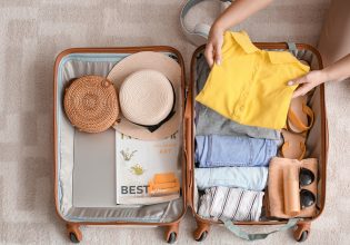 Διακοπές: Πώς να πακετάρετε τα ρούχα στη βαλίτσα χωρίς να τσαλακωθούν
