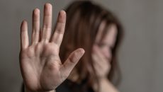 Ενδοοικογενειακή βία: Ο δημοσιογράφος πρώτα ξυλοκόπησε τη σύντροφό του, μετά απείλησε την εν διαστάσει σύζυγο
