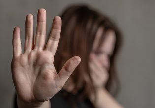 Ενδοοικογενειακή βία: Ο δημοσιογράφος πρώτα ξυλοκόπησε τη σύντροφό του, μετά απείλησε την εν διαστάσει σύζυγο