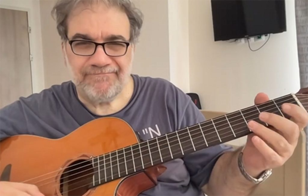 Δημήτρης Σταρόβας: Παίζει κιθάρα πρώτη φορά μετά το εγκεφαλικό και συγκινεί