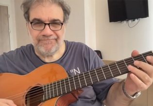 Δημήτρης Σταρόβας: Παίζει κιθάρα πρώτη φορά μετά το εγκεφαλικό και συγκινεί