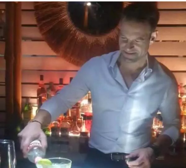 Στέφανος Κασσελάκης: Μετά την ομιλία του στην Πάτρα κερνάει σφηνάκια σε μπαρ