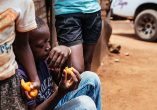 Παιδιά υποφέρουν από την πείνα – Πολεμικές συρράξεις και Κλίμα οδηγούν σε επισιτιστική φτώχεια