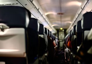 Πιλότος αποκαλύπτει την αλήθεια πίσω από τη στάση που παίρνουν οι επιβάτες σε κατάσταση έκτακτης ανάγκης