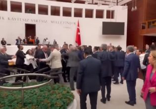 Χαμός στην Τουρκία – Ξύλο ανάμεσα σε βουλευτές του Ερντογάν και του κουρδικού κόμματος