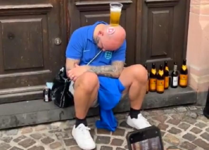 Μυθικό βίντεο: Μεθυσμένος οπαδός κοιμάται όρθιος, του στερεώνουν μπύρα στο κεφάλι και αυτή χύνεται!