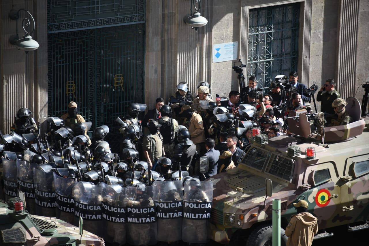Πραξικόπημα στη Βολιβία: «Θα υπάρξει νέο υπουργικό συμβούλιο» - Στρατιώτες εισέβαλαν στο Προεδρικό Μέγαρο