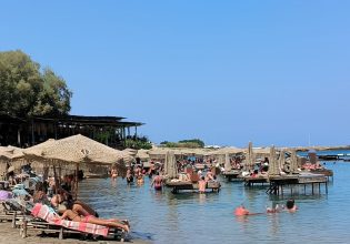 Ρόδος: «Λουκέτο» στο beach bar με τις ξαπλώστρες στη θάλασσα – Αφαιρούνται οι 19 μεταλλικές κατασκευές