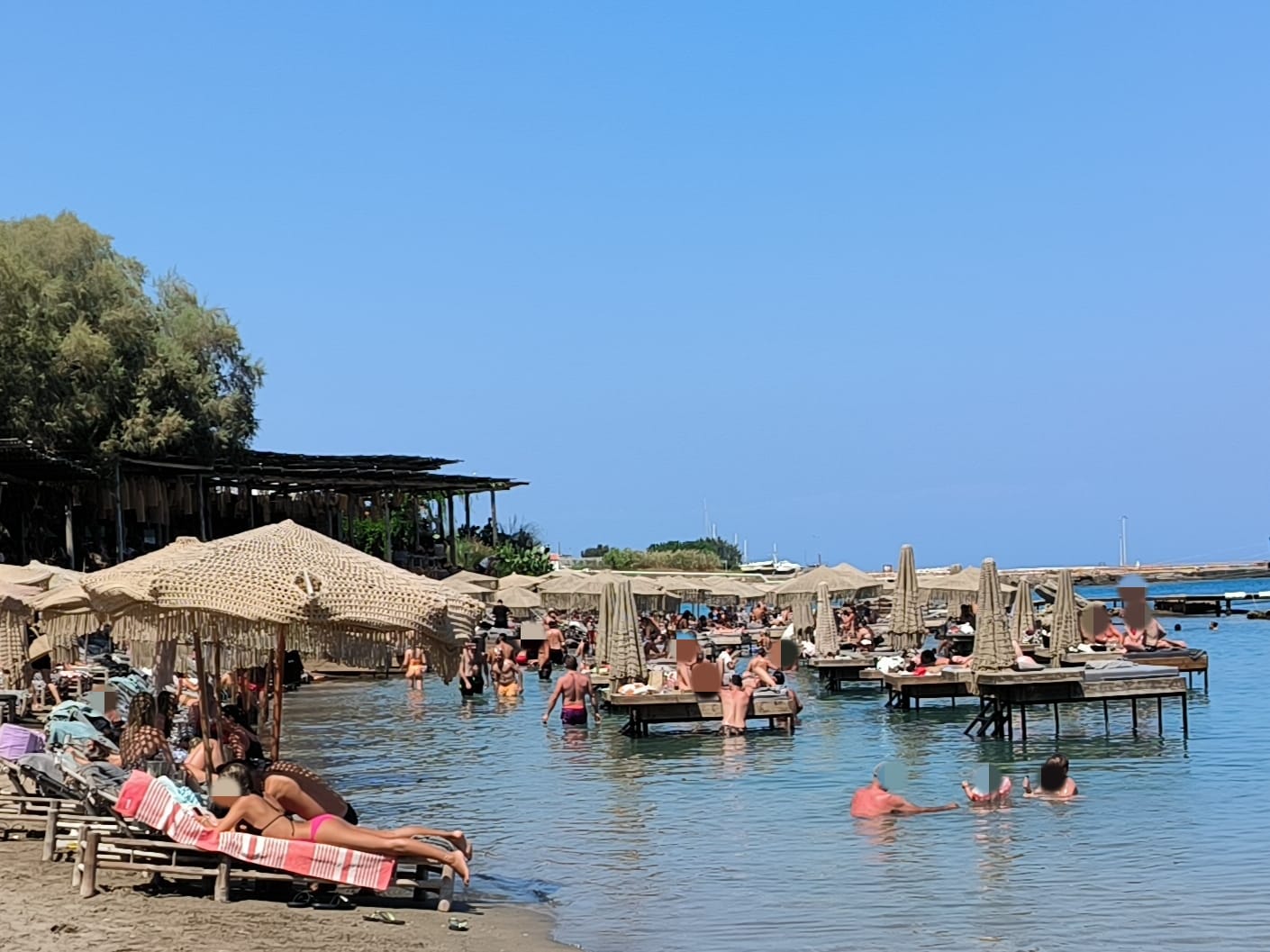 Ρόδος: «Λουκέτο» στο beach bar με τις ξαπλώστρες στη θάλασσα – Αφαιρούνται οι 19 μεταλλικές κατασκευές