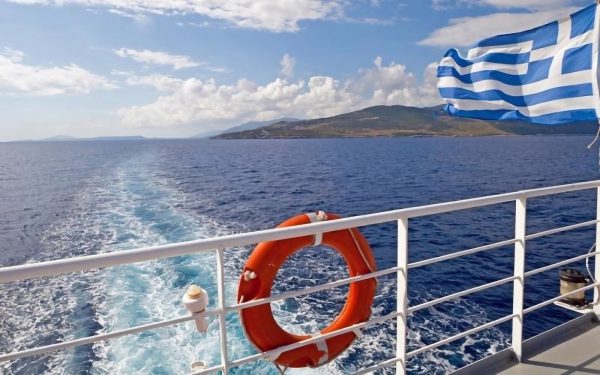 Ακτοπλοϊκά εισιτήρια: Τετραμελής οικογένεια θέλει έναν μισθό για ταξίδι σε νησί του Αιγαίου