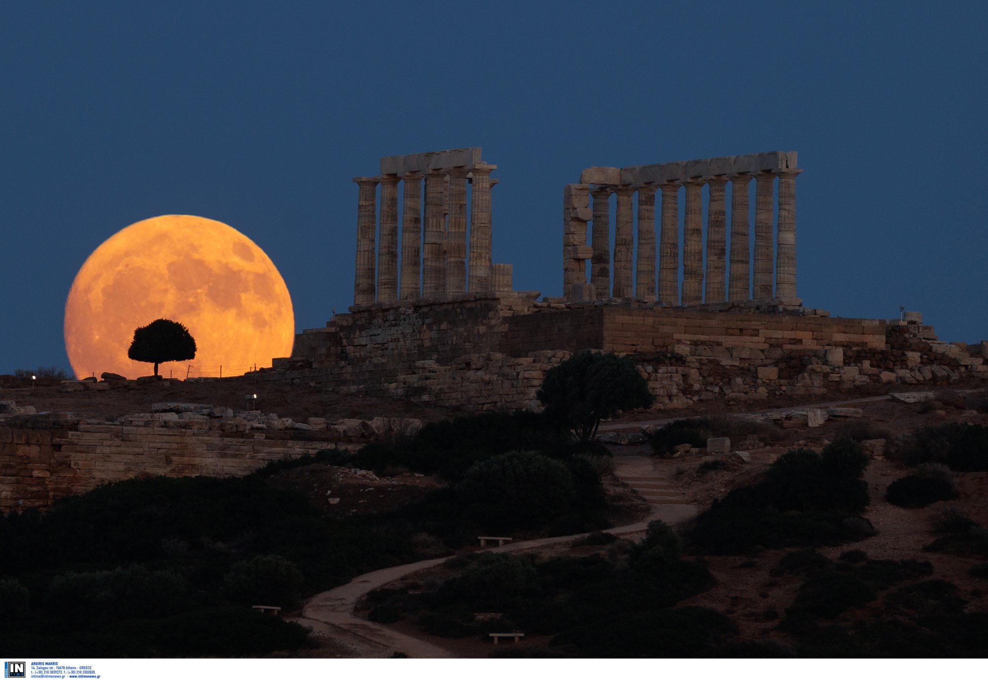 «Φεγγάρι του Ελαφιού»: Μαγικές εικόνες από την πανσέληνο που κοσμεί τον νυχτερινό ουρανό