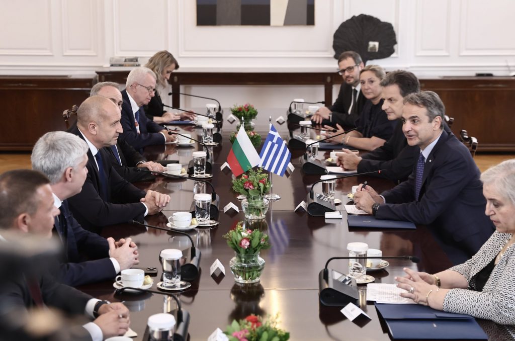 Συνάντηση Μητσοτάκη με τον πρόεδρο της Βουλγαρίας – «Στρατηγική εταιρική σχέση των δύο χωρών»