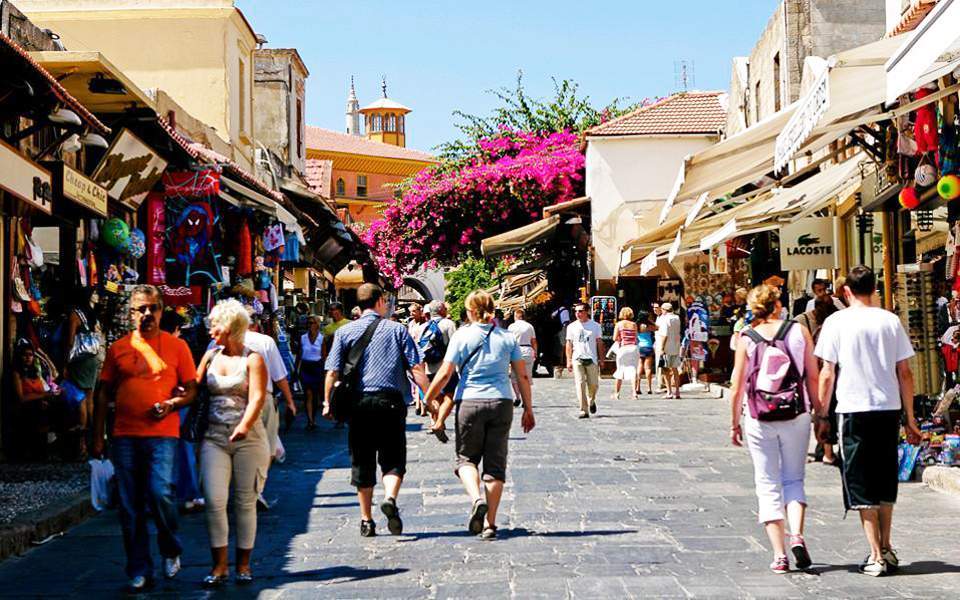Οι πιο «ανοιχτοχέρηδες» τουρίστες - Ποιοι και τι αφήνουν στην Ελλάδα