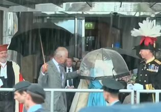 Βασιλιάς Κάρολος: Έχασε τη ψυχραιμία του με βοηθό που παραμέλησε την Καμίλα κάτω από δυνατή βροχόπτωση