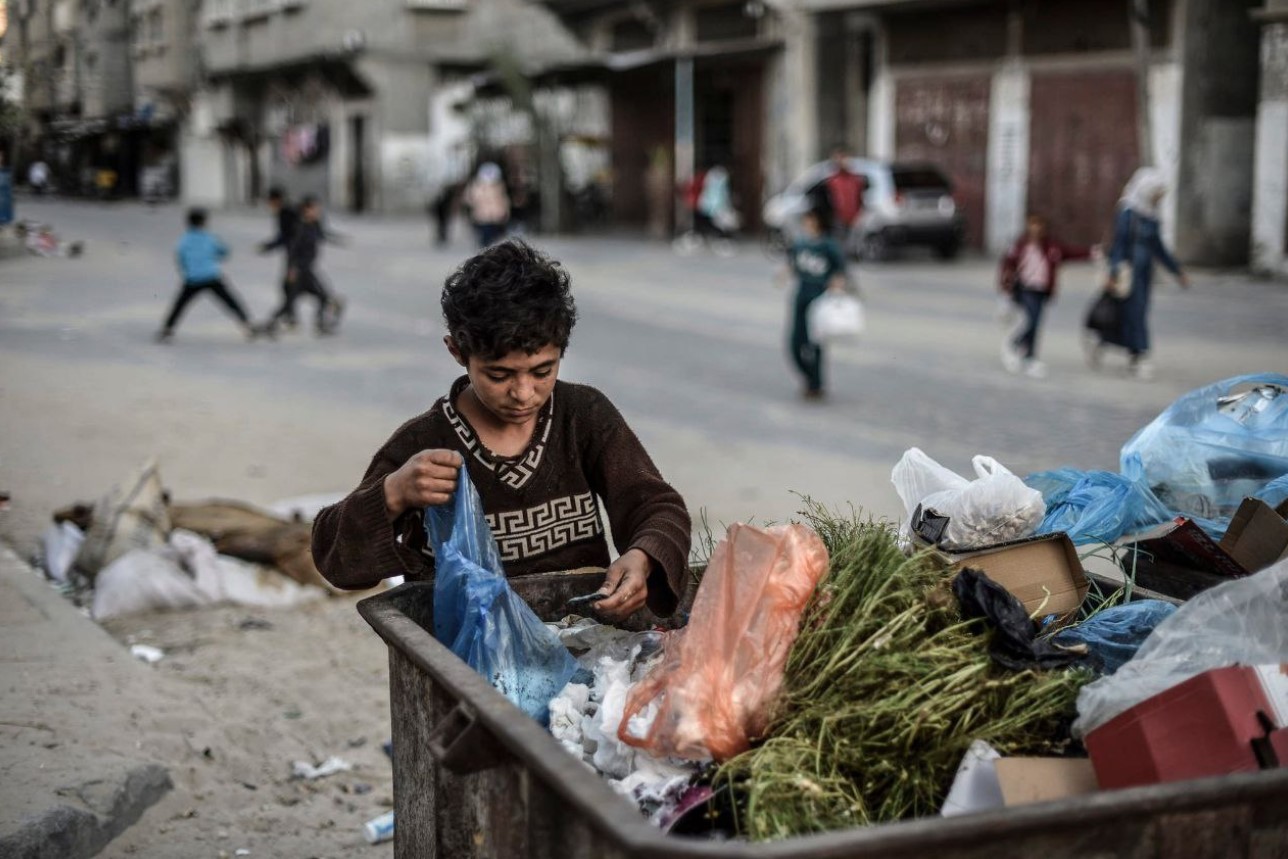 Γάζα: Τα σκουπίδια που συσσωρεύονται επιδεινώνουν τα δεινά του πολέμου - «Η μυρωδιά μάς σκοτώνει»