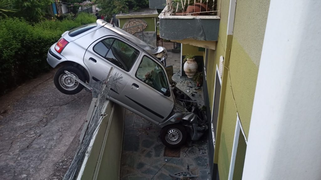 Αγρίνιο: Αυτοκίνητο προσγειώθηκε στην αυλή σπιτιού – Ένας τραυματίας