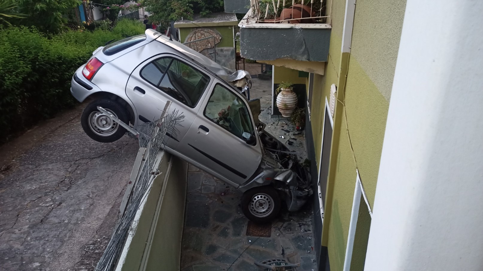 Αγρίνιο: Αυτοκίνητο προσγειώθηκε στην αυλή σπιτιού - Ένας τραυματίας