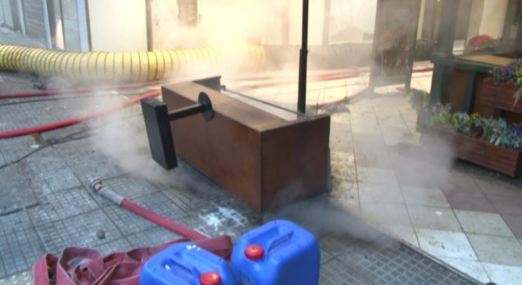 Φωτιά: Στις φλόγες υπόγεια καφετέρια στο κέντρο της Αθήνας – Δείτε εικόνες και βίντεο