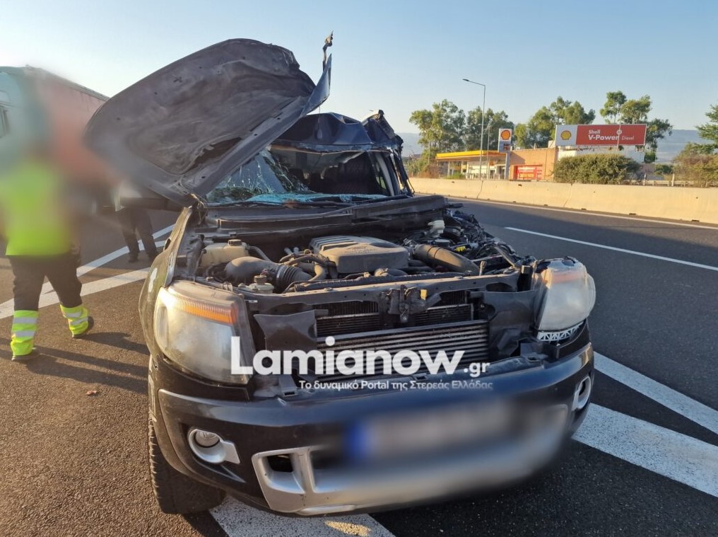 Τροχαίο: Αγροτικό όχημα καρφώθηκε σε φορτηγό στην Ε.Ο Αθηνών - Λαμίας