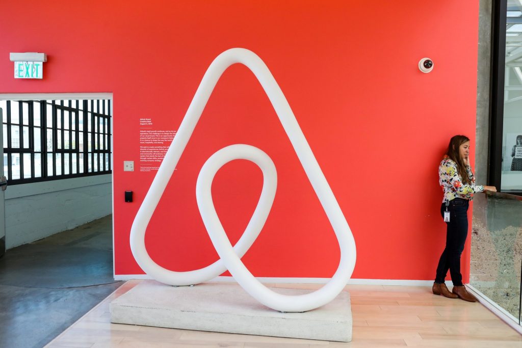 Τι λένε για το Airbnb οι τουριστικές επιχειρήσεις – «Ασάφεια για τους περιορισμούς στο Ειδικό Χωροταξικό»