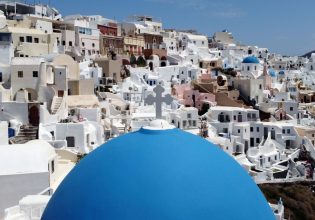 Ελληνικά νησιά – Υπερτουρισμός: «Καταστροφικά πλήθη τουριστών στα νησιά» λέει το Bloomberg