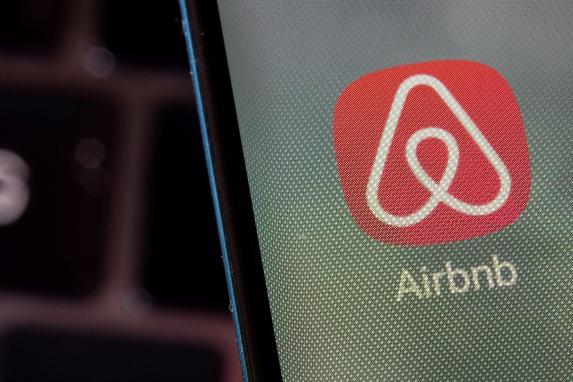 Airbnb: Πώς φέσωσαν τον ιδιοκτήτη με 3.500 ευρώ καλώντας στην Κίνα μέσω internet