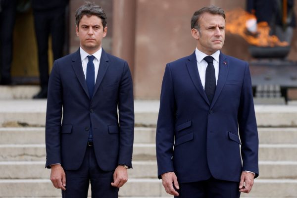 Εκλογές στη Γαλλία: Γιατί ο Μακρόν κρατά τον Ατάλ ως υπηρεσιακό πρωθυπουργό – Η γεμάτη ατζέντα και το Σύνταγμα