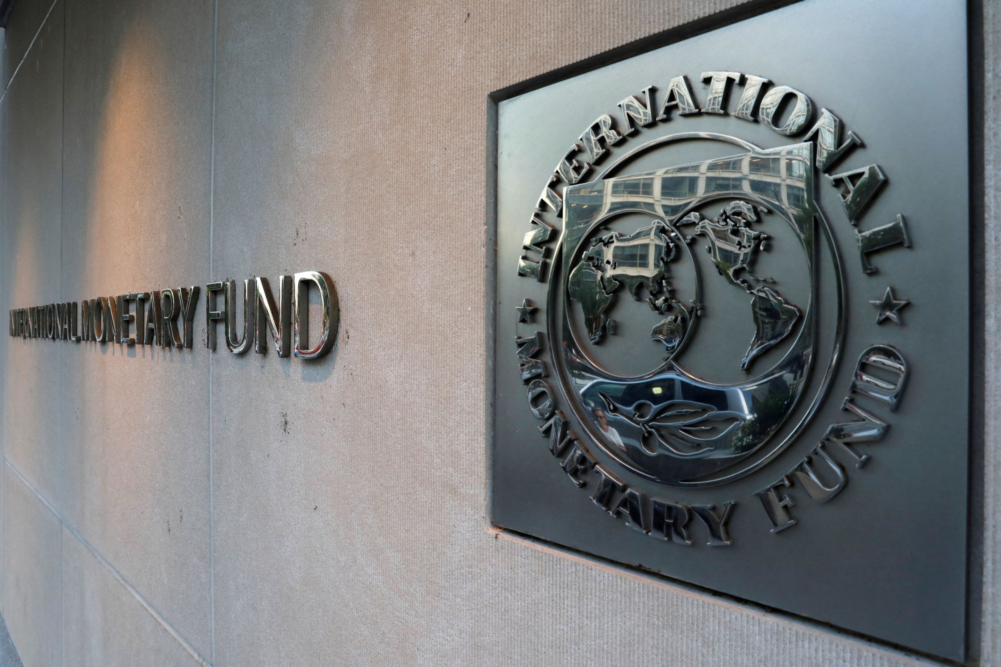 Νέες προβλέψεις ΔΝΤ: Σε κρίσιμο σταυροδρόμι η παγκόσμια οικονομία