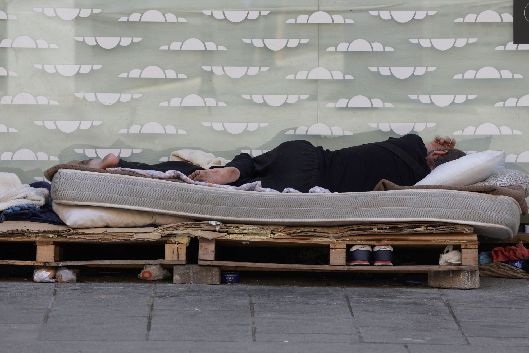 Ισπανία: Αυξάνονται οι άστεγοι καθώς οι βραχυχρόνιες μισθώσεις διογκώνουν τη στεγαστική κρίση